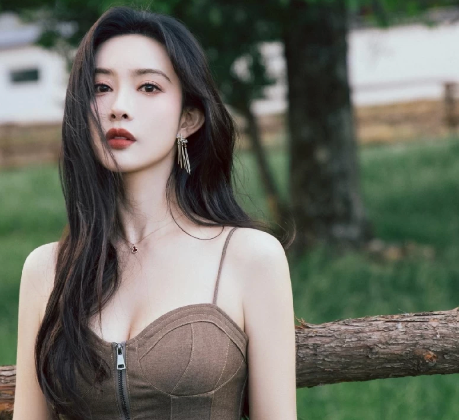 孟子义少女感与轻熟风之间自由行走的时尚哲学  